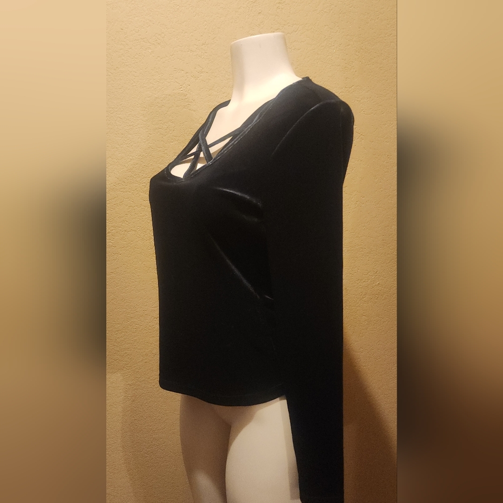 Hot Topic nwot  Black Velvet Top sz XS - Picture 3 of 7